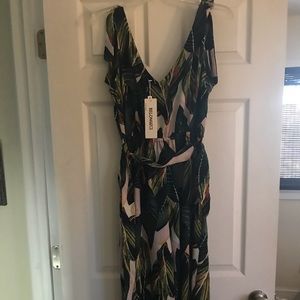 Palm leaf print jumpsuit. Elastic waist! Pockets!